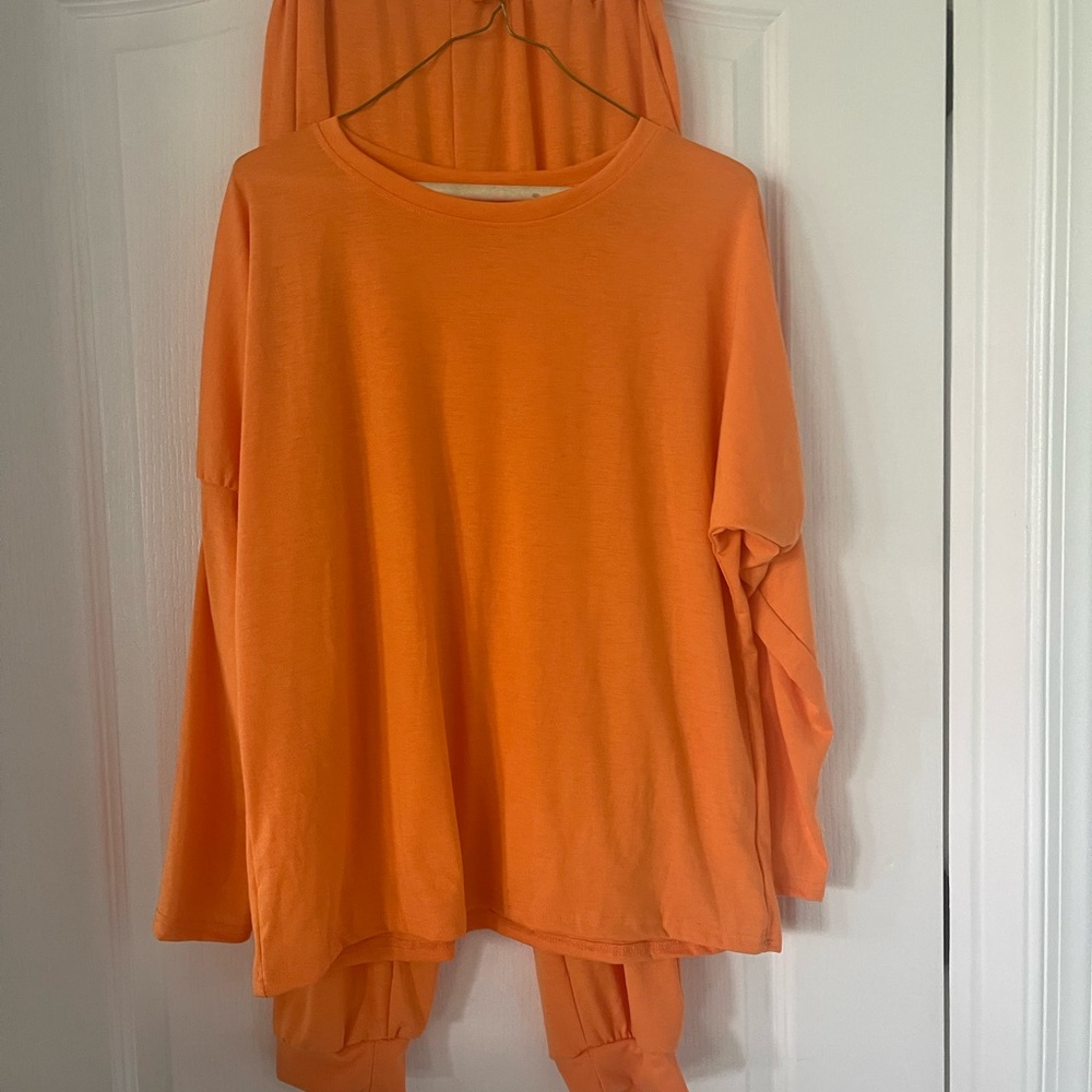 2 Piece Ankle Capri Pant Set. Note: It’s Size 3X but FITS SIZE 2X